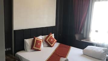 Junior-sviitti | Ilmaiset minibaarituotteet, tallelokero huoneessa, työpöytä