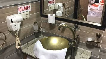 Junior-sviitti | Kylpyhuone | Suihku, ilmaiset hygieniatuotteet, hiustenkuivaaja, tohvelit