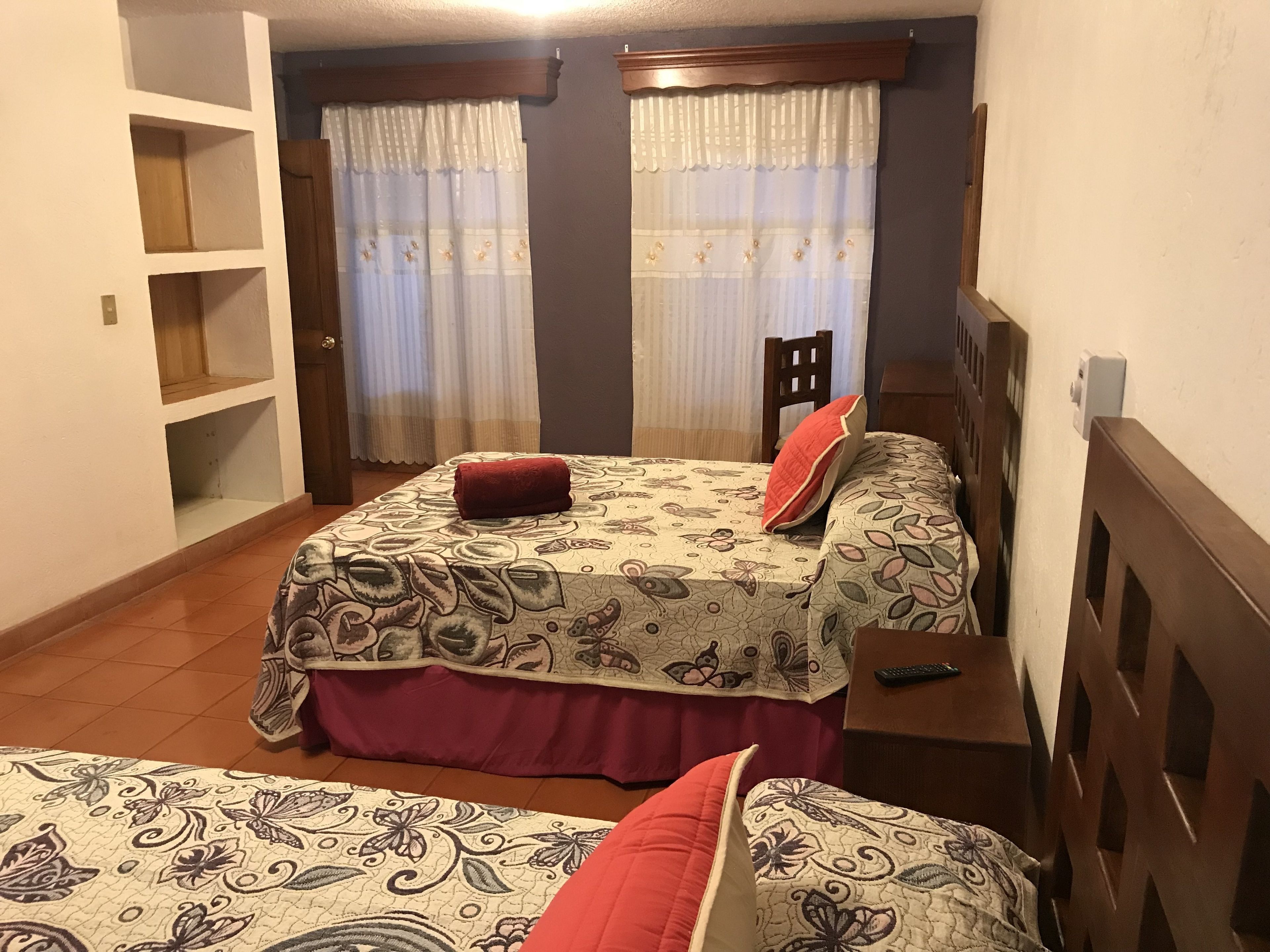 Phòng đôi Economy, 2 giường đôi | Bàn, truy cập Internet không dây miễn phí 