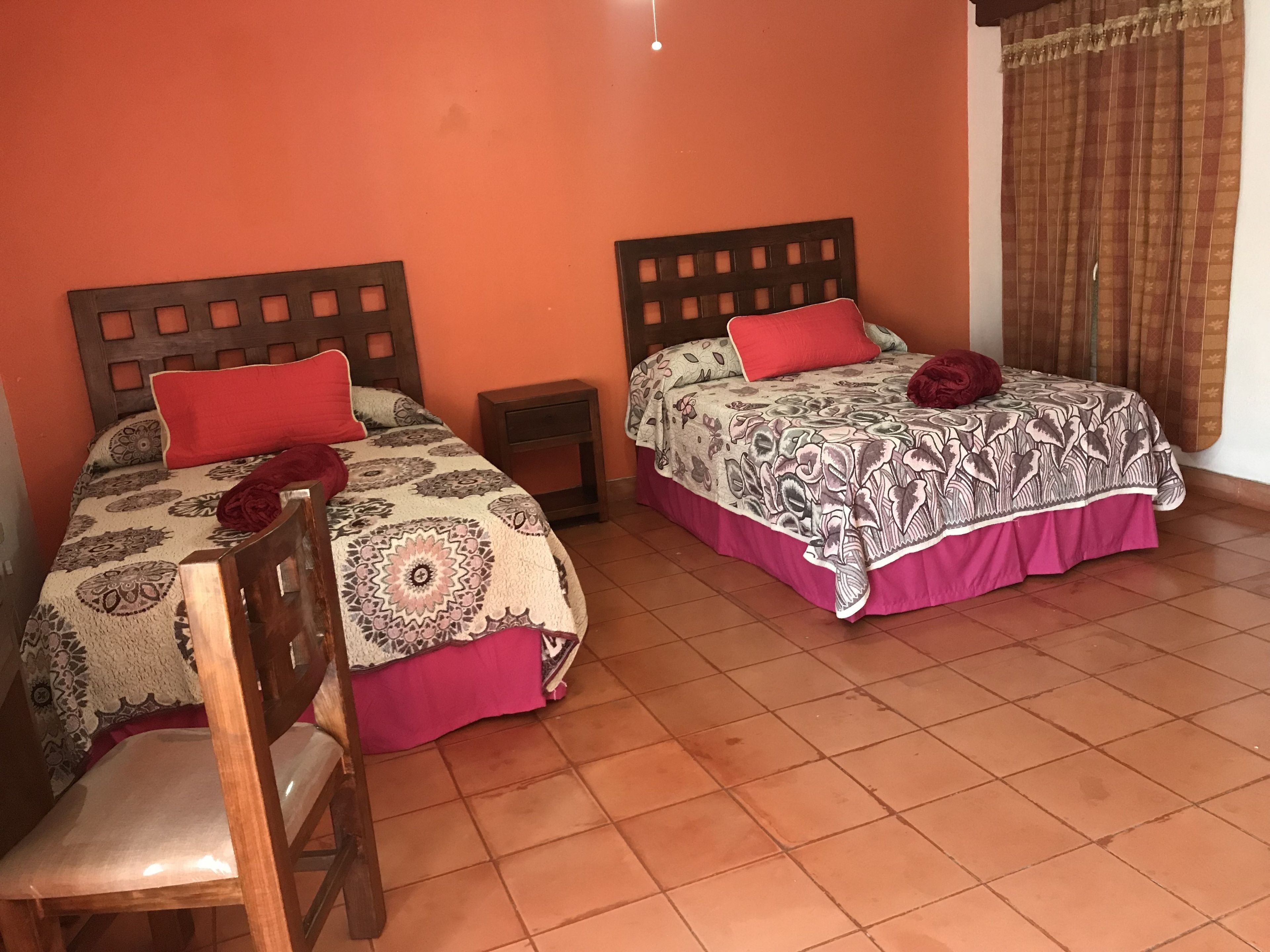 Phòng đôi Superior, 2 giường đôi | Bàn, truy cập Internet không dây miễn phí 