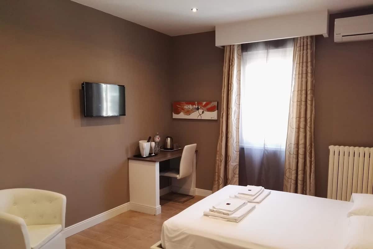 Desk, rollaway beds, free WiFi, bed sheets