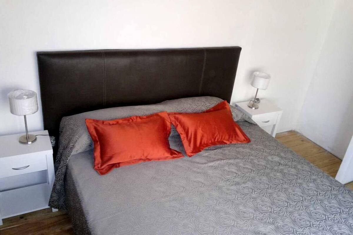 Deluxe Suite, 1 Queen Bed, Private Bathroom | 1 bedroom, premium bedding, in-room safe, WiFi (free)