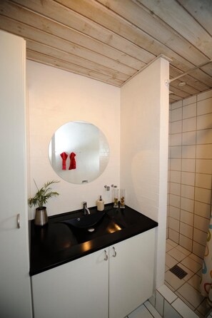 Chuveiro, ducha de hidromassagem, produtos de toalete grátis