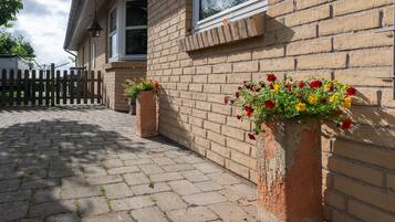Un bâtiment en briques avec des jardinières au niveau du rez-de-chaussée.