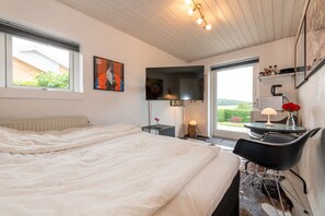 Double Room, 1 King Bed, Shared Bathroom | Premium bedding, rollaway beds, free WiFi, bed sheets - Bed & Breakfast Horsens Udsigten (Horsens)