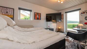 Double Room, 1 King Bed, Shared Bathroom | Premium bedding, rollaway beds, free WiFi, bed sheets