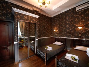 Economy dubbelrum eller tvåbäddsrum | Sängtillbehör av högsta kvalitet och värdeförvaringsskåp på rummet