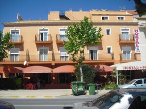 A building with a sign reading "HOSTAL SUNAMI". - Hostal Sunami (La Nucia)