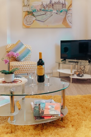 TV connectée de 37 pouces avec chaßnes par cùble, télévision