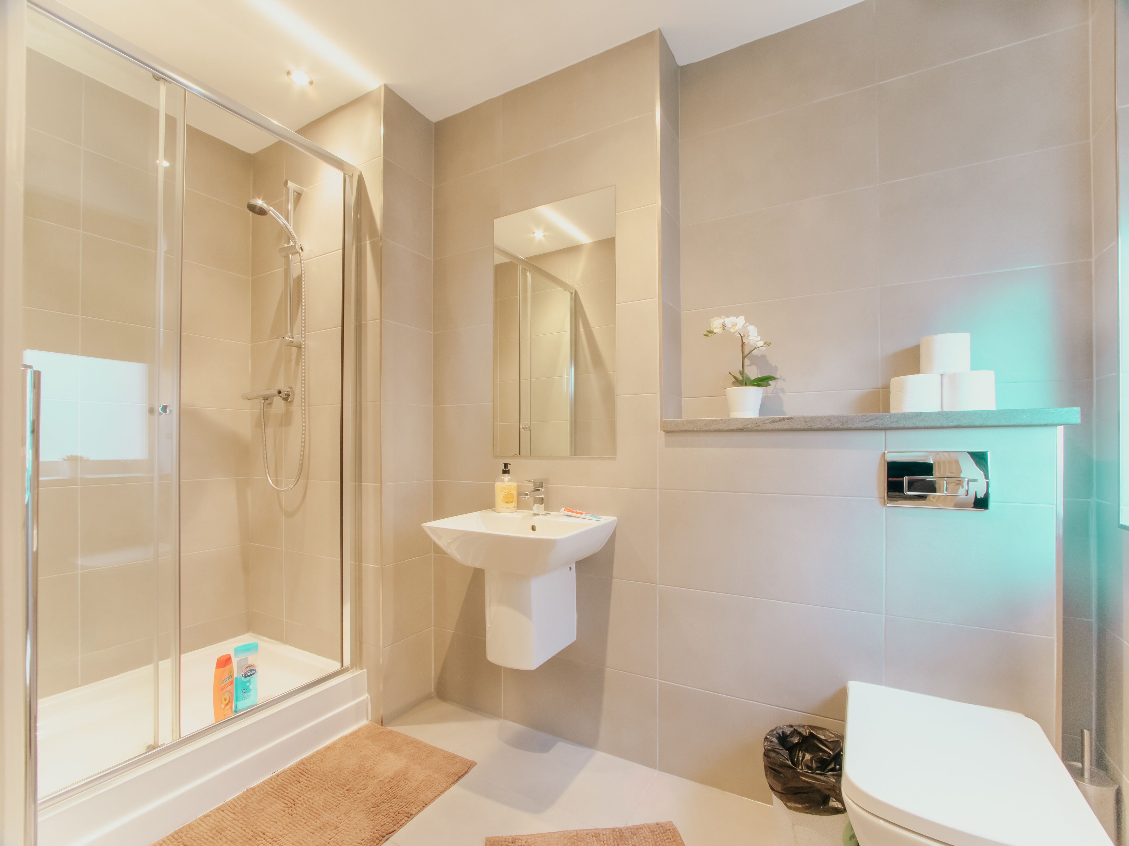 Bruser, gratis toiletartikler, hårtørrer, håndklæder