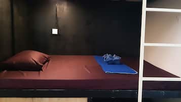 Habitación doble, baño compartido | Caja de seguridad en la habitación