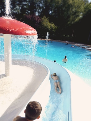 Sæsonbestemt udendørs pool, parasoller, liggestole