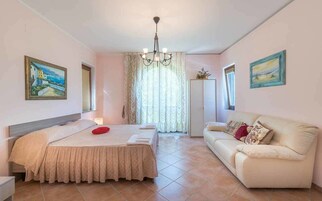 Suite | Desk, cribs/infant beds, bed sheets