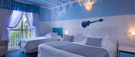 Un dormitorio con dos camas, un ventanal con cortinas, una guitarra en la pared y un ventilador de techo.