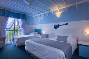 Un dormitorio con dos camas, un ventanal con cortinas, una guitarra en la pared y un ventilador de techo.