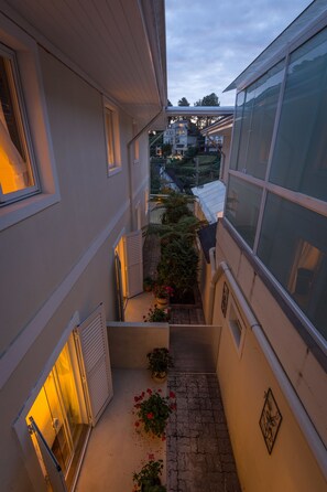 Minibar, cortinas blackout, tabla de planchar con plancha y wifi gratis