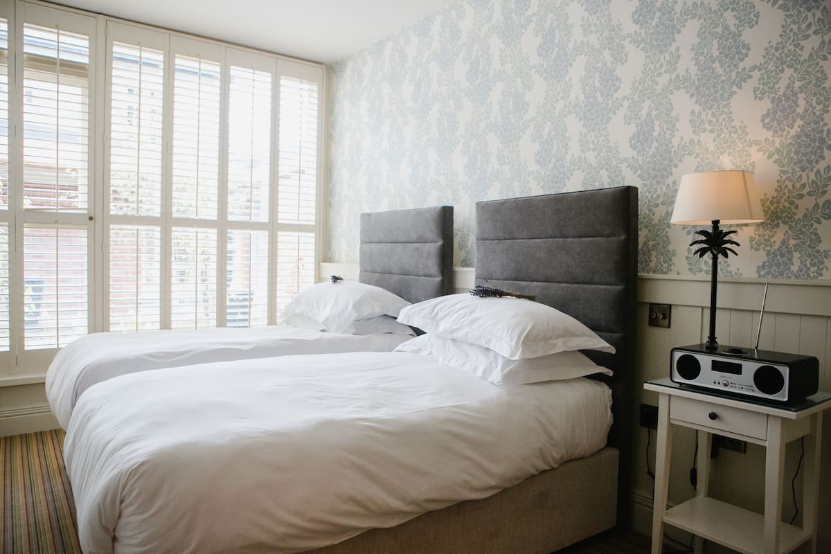 Ground Floor Lodge Twin Room | 1 bedroom, premium bedding, desk, iron/ironing board