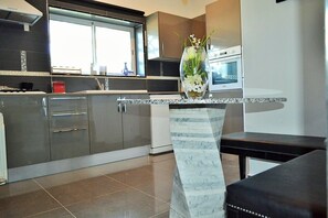 シグネチャー アパートメント シービュー (Nagi) | 専用キッチン | オーブン、コンロ、食器洗い機、コーヒー / ティーメーカー