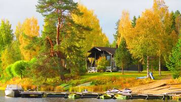 شاطئ خاص، كراسي للتشمس، التزلج على الماء، الإبحار باللنشات