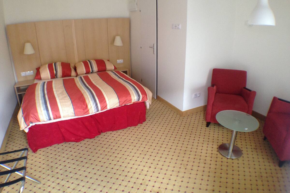 Cots/infant beds, free wired Internet