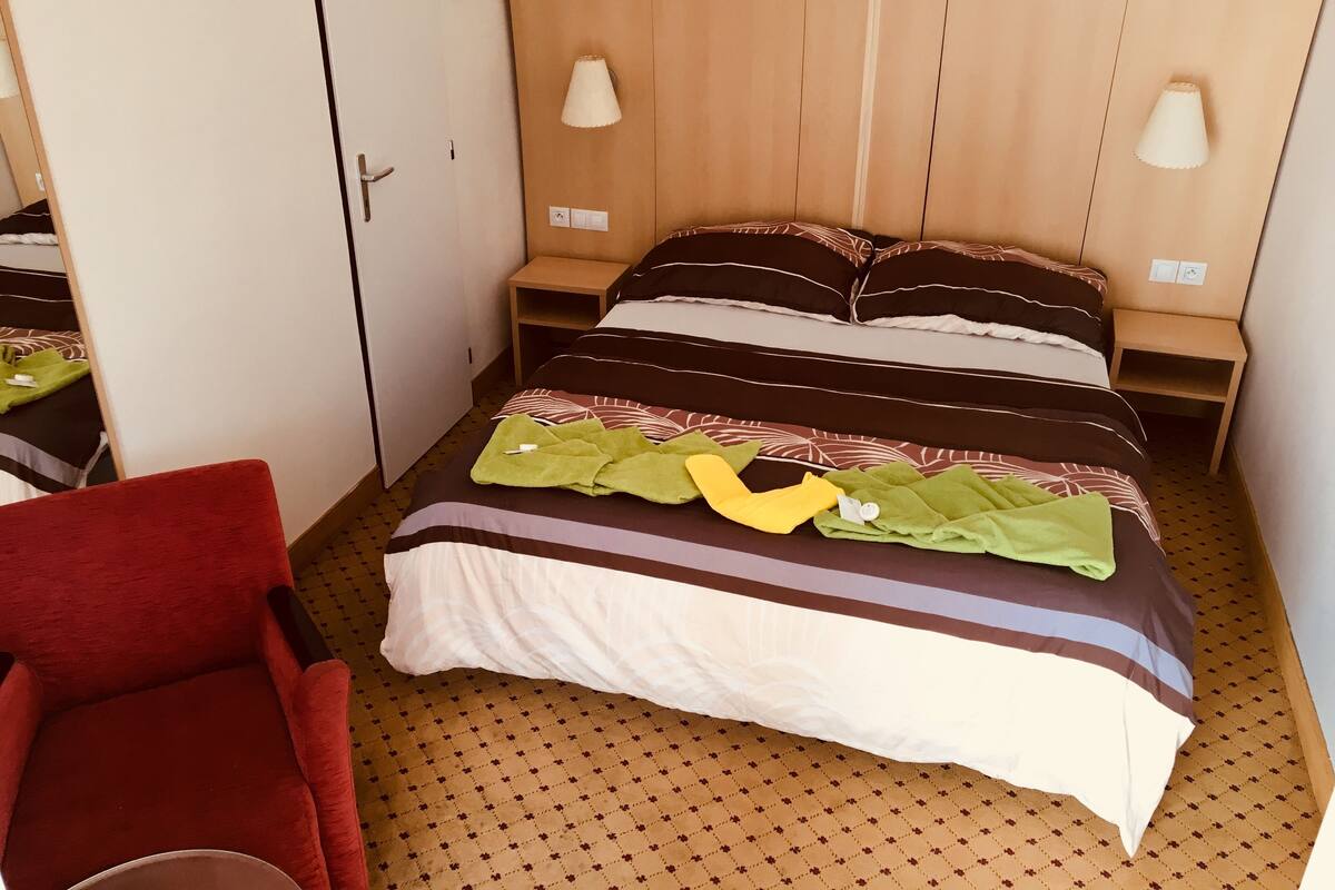 Cots/infant beds, free wired Internet