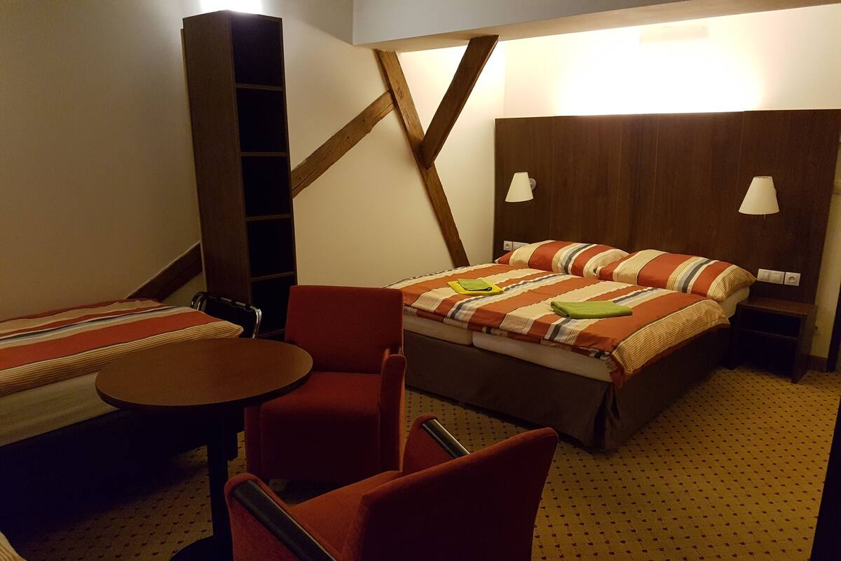 Cots/infant beds, free wired Internet