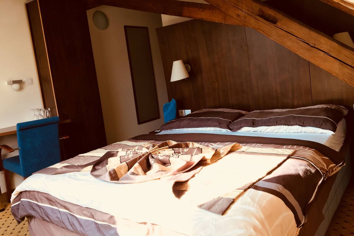 Cots/infant beds, free wired Internet