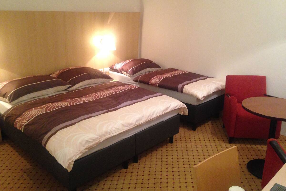 Cots/infant beds, free wired Internet