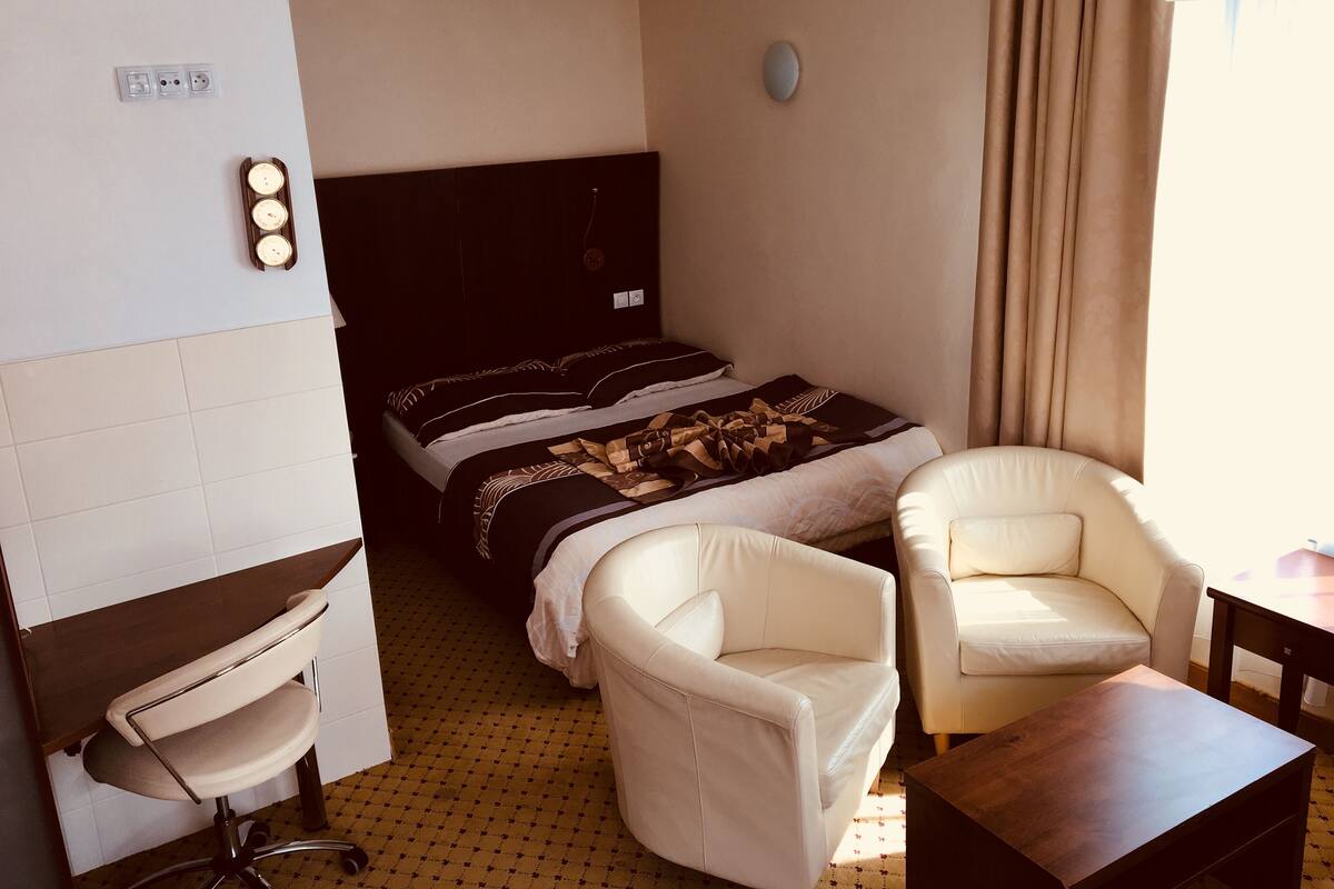 Cots/infant beds, free wired Internet