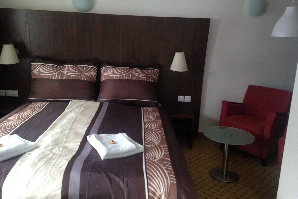 Cots/infant beds, free wired Internet