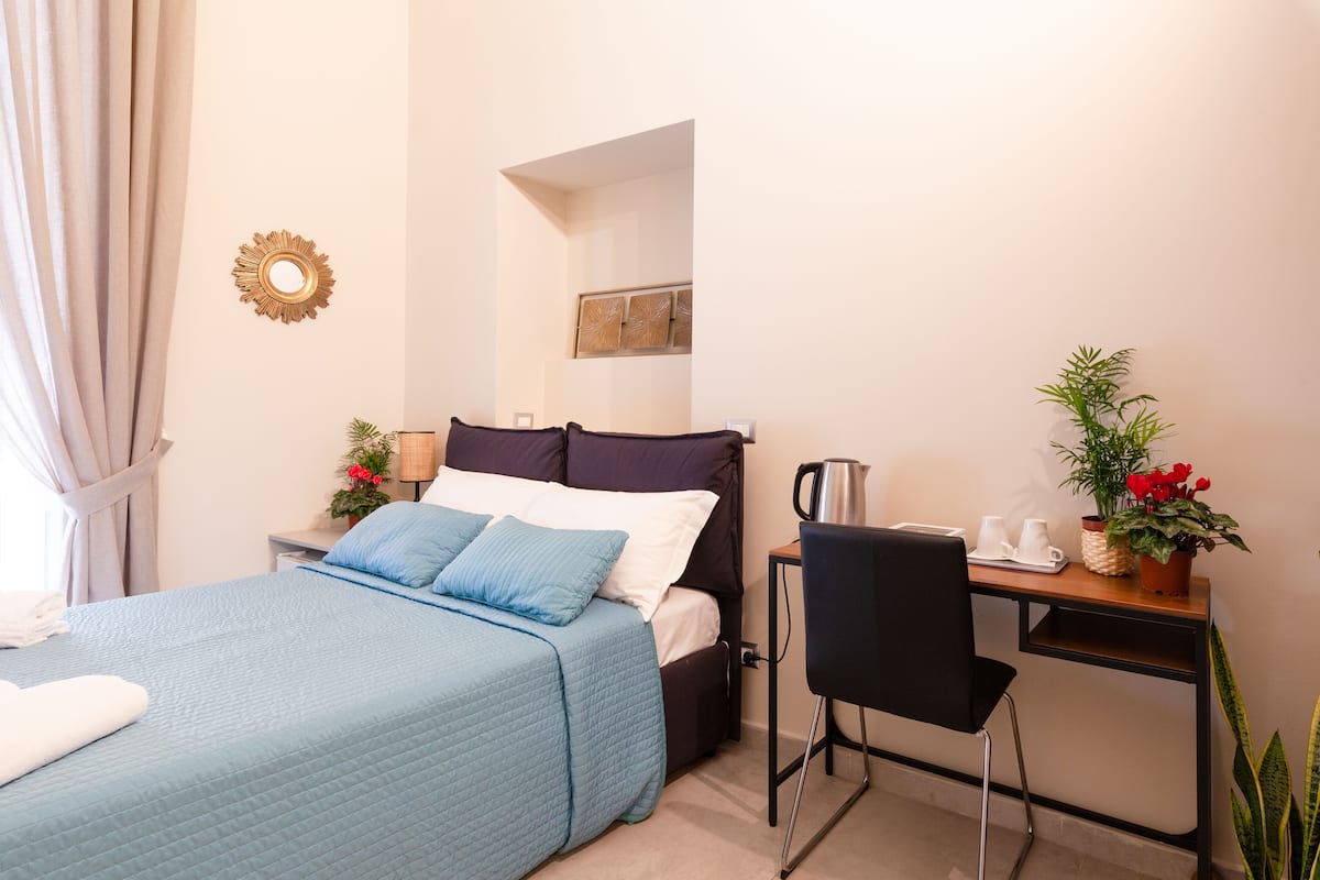 Deluxe Double Room, 1 Bedroom, Private Bathroom | 1 bedroom, premium bedding, minibar, soundproofing
