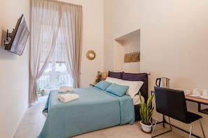 Habitación Deluxe doble, 1 habitación, baño privado | Baño | Ducha, bañera profunda y artículos de higiene personal gratuitos