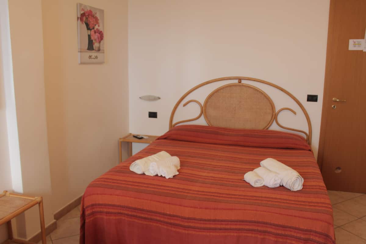 Camera tripla, vista collina (12) | Culle/letti per bambini (a pagamento), Wi-Fi gratuito, lenzuola