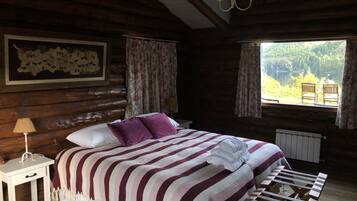 Suite, Lake View | Individually decorated, bed sheets