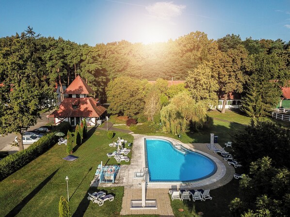 Indoor pool, seasonal outdoor pool, pool loungers