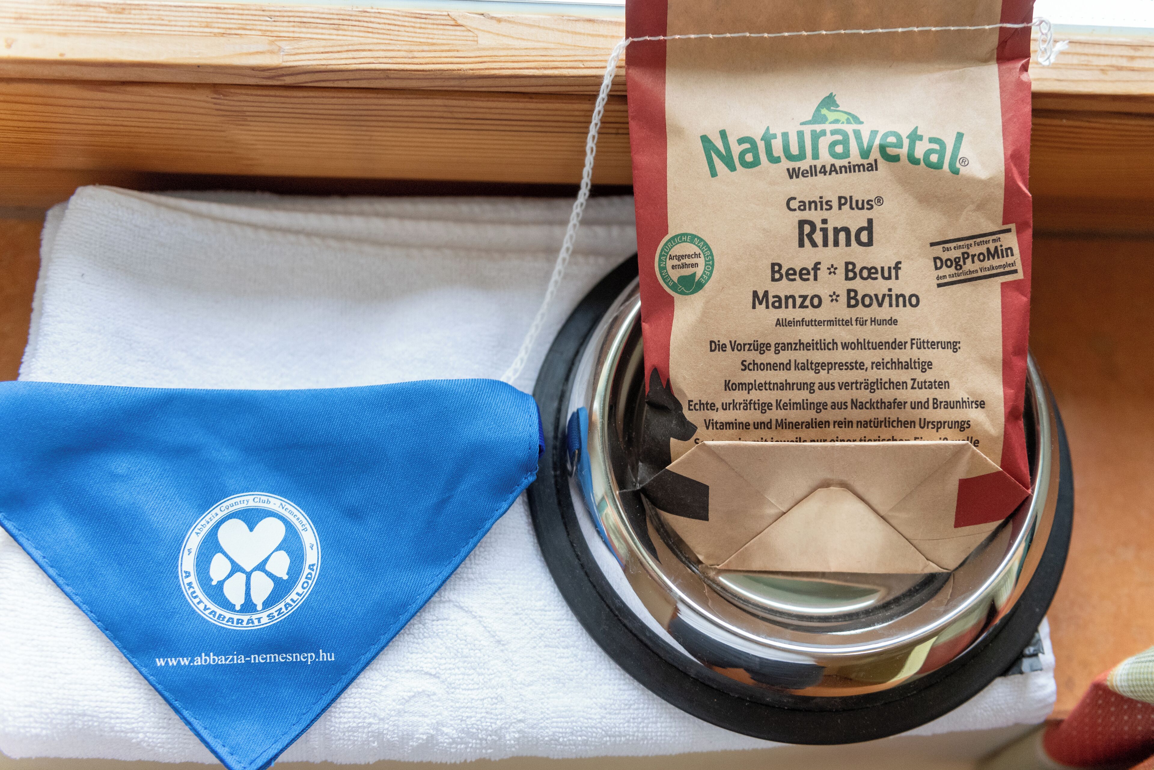 A bag of Naturavetal Canis Plus Rind Beef, a product for dogs, placed on a white cloth.