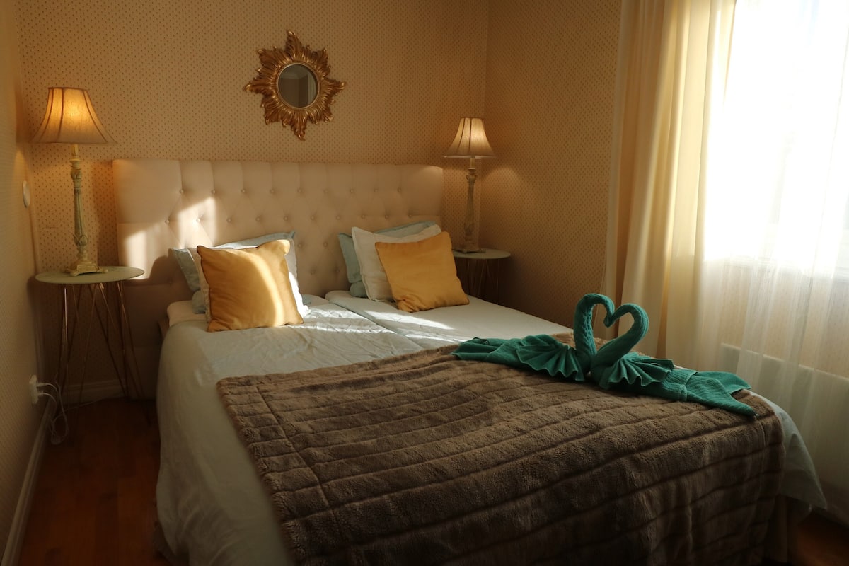 Dobbeltrom – basic | Individuelt dekorert, skrivebord og skrivebord for bærbar PC