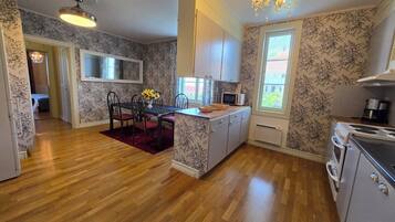 Departamento, 2 habitaciones | 1 habitación, decoración personalizada y escritorio