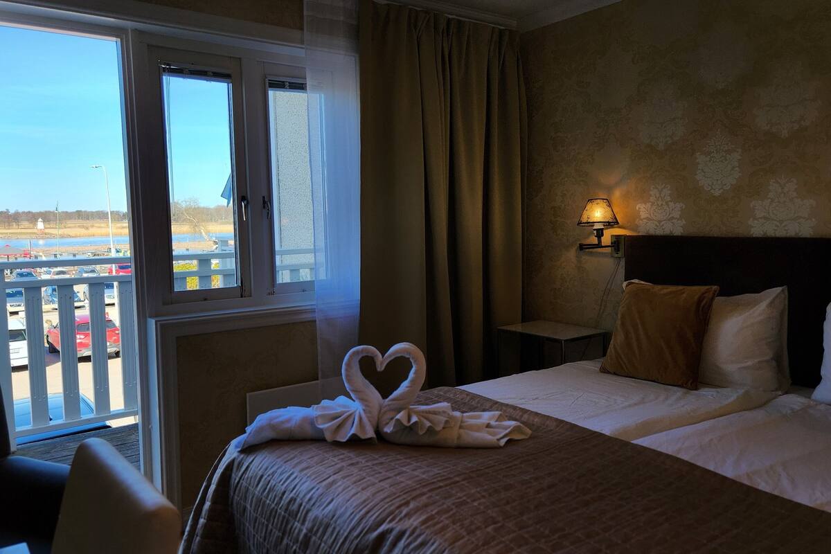 1 bedroom, individually decorated, desk, laptop workspace