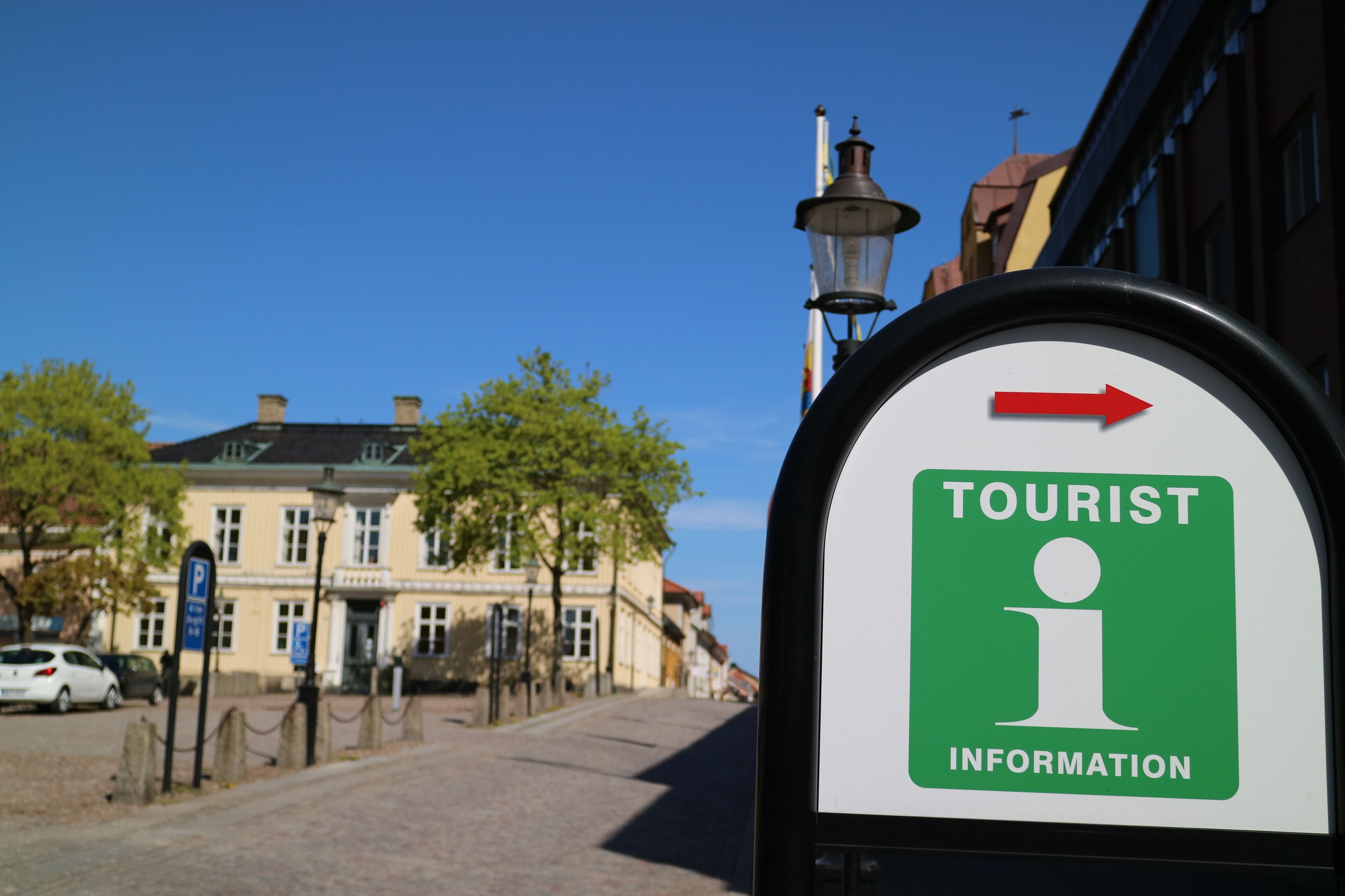 Turistinformationstiltavle med en piletavle.