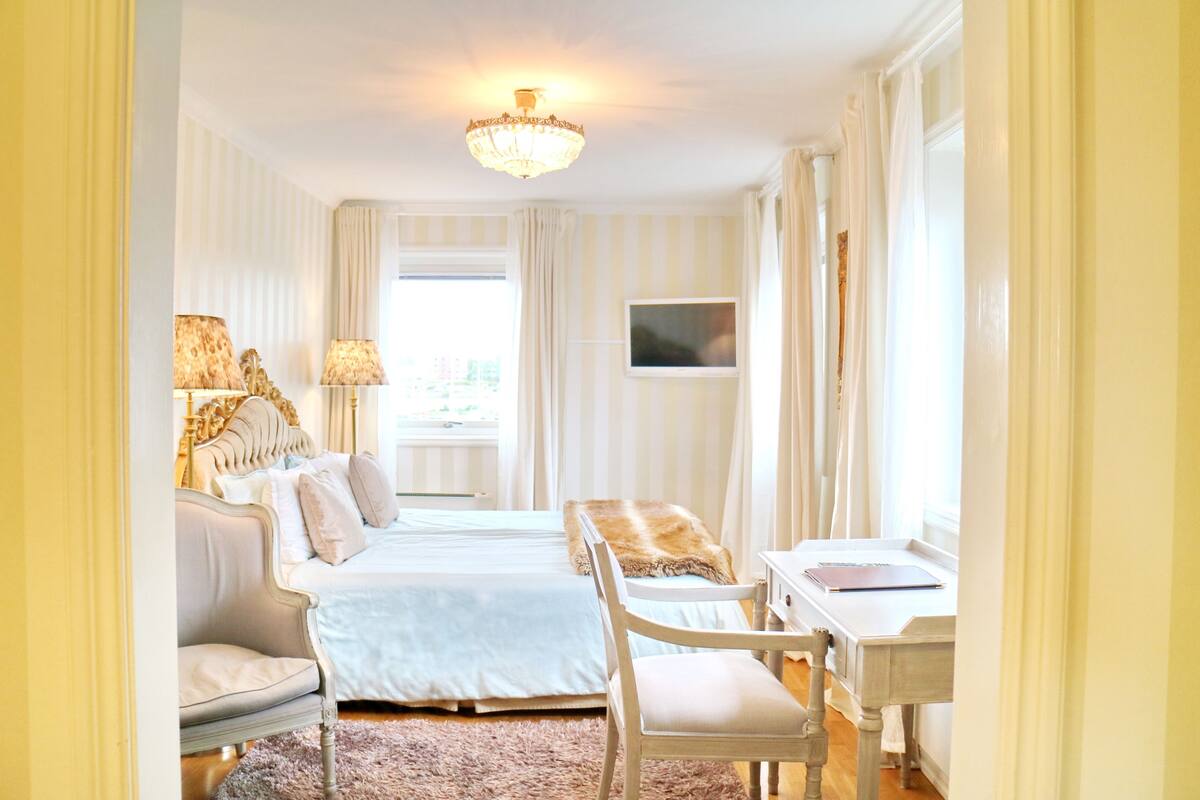 double room | 1 bedroom, individually decorated, desk, laptop workspace