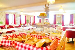 Free daily buffet breakfast  - Vänerport Lakefront (Mariestad)