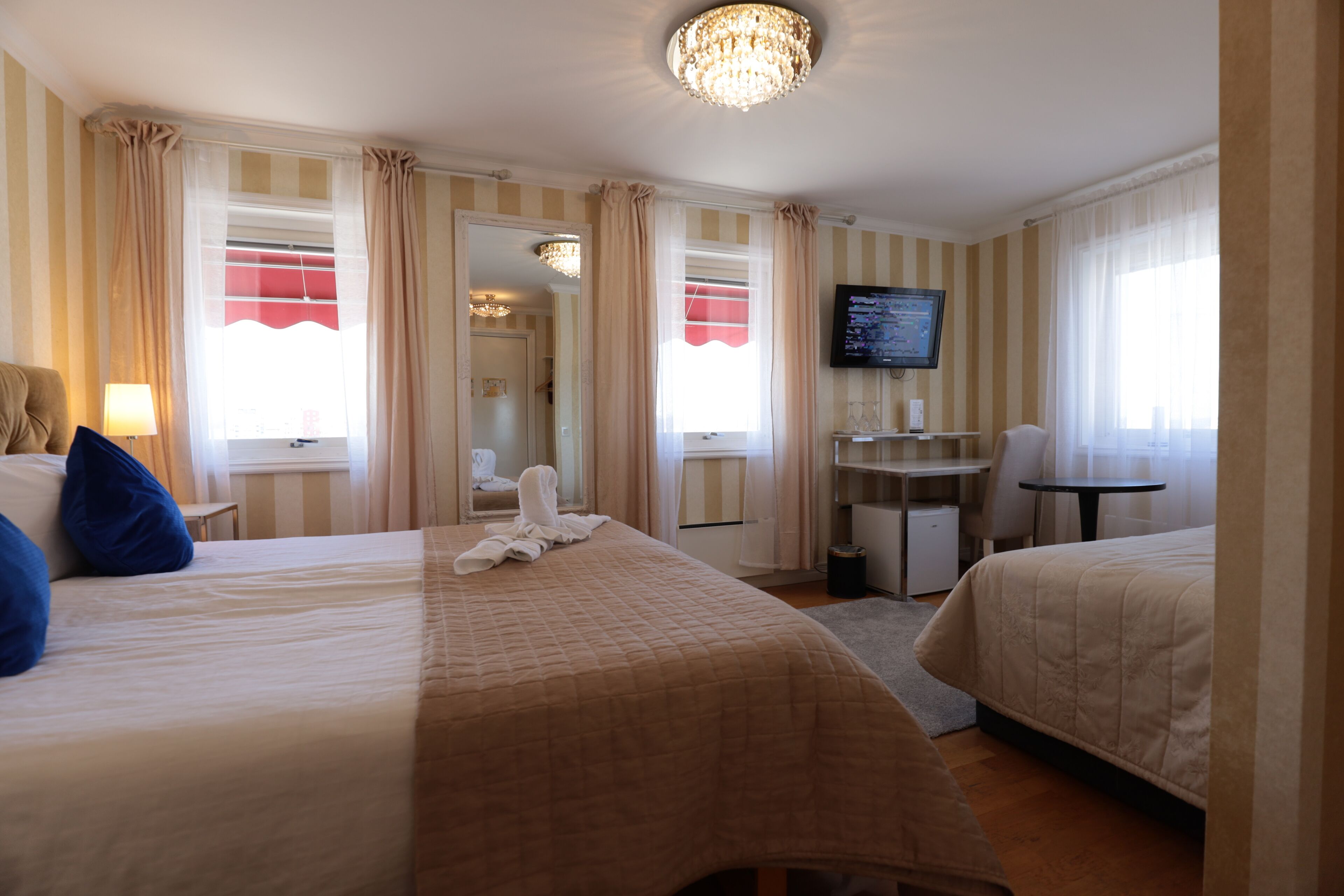 Tremannsrom | Individuelt dekorert, skrivebord og skrivebord for bærbar PC