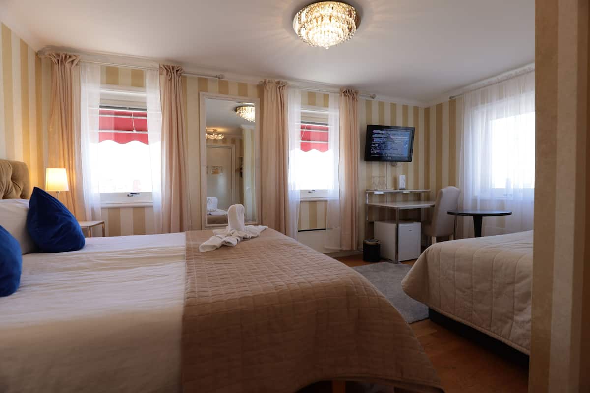 Tremannsrom | Individuelt dekorert, skrivebord og skrivebord for bærbar PC