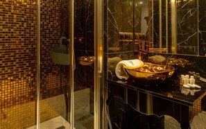 Penthouse | Badkamer | Een douche, gratis toiletartikelen, een haardroger, handdoeken