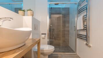 Comfort Apartment, 1 Bedroom | Bathroom | Shower, free toiletries, hair dryer, towels