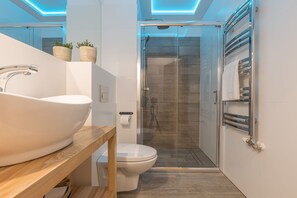 Apartamento Confort, 1 habitación | Baño | Ducha, artículos de higiene personal gratuitos y secador de pelo