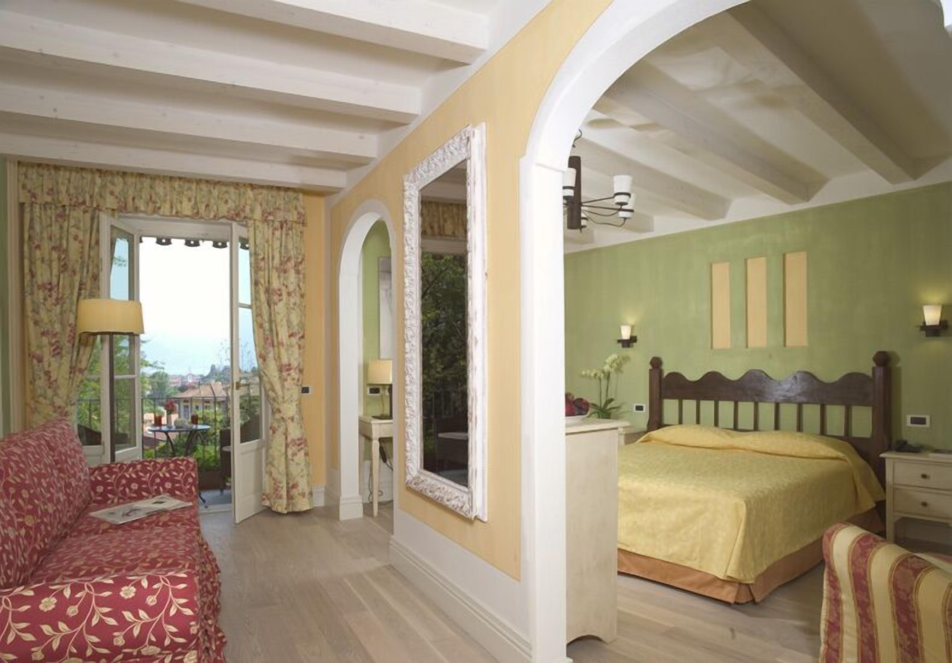 junior suite | minibar, in-room safe, free wifi, bed sheets