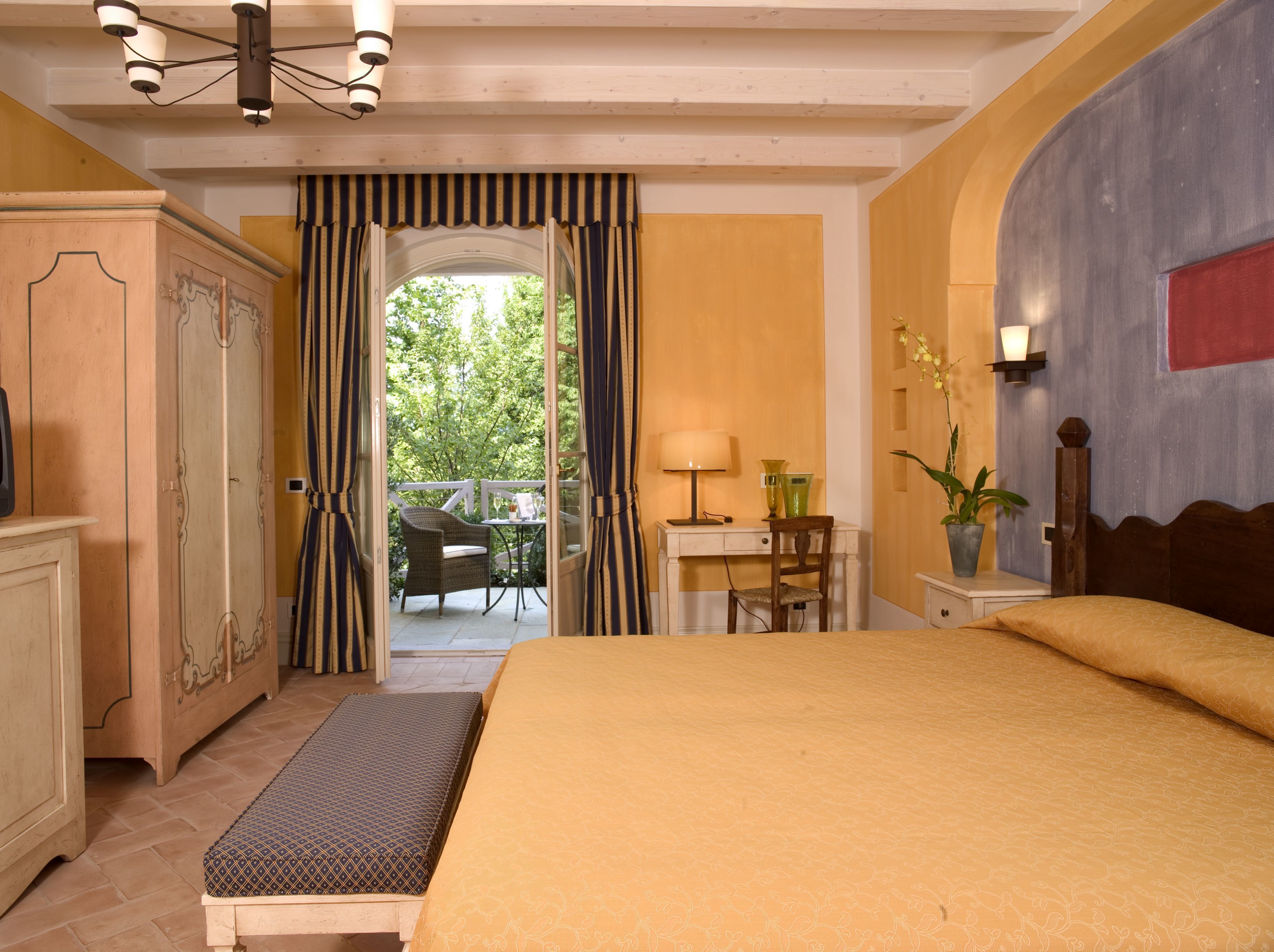 standard double or twin room | minibar, in-room safe, free wifi, bed sheets