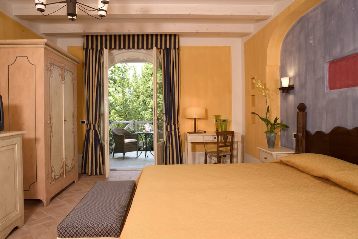 standard double or twin room | minibar, in-room safe, free wifi, bed sheets